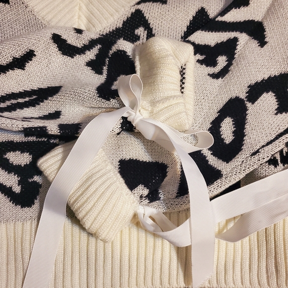 Sweaters - Picture 3 of 5